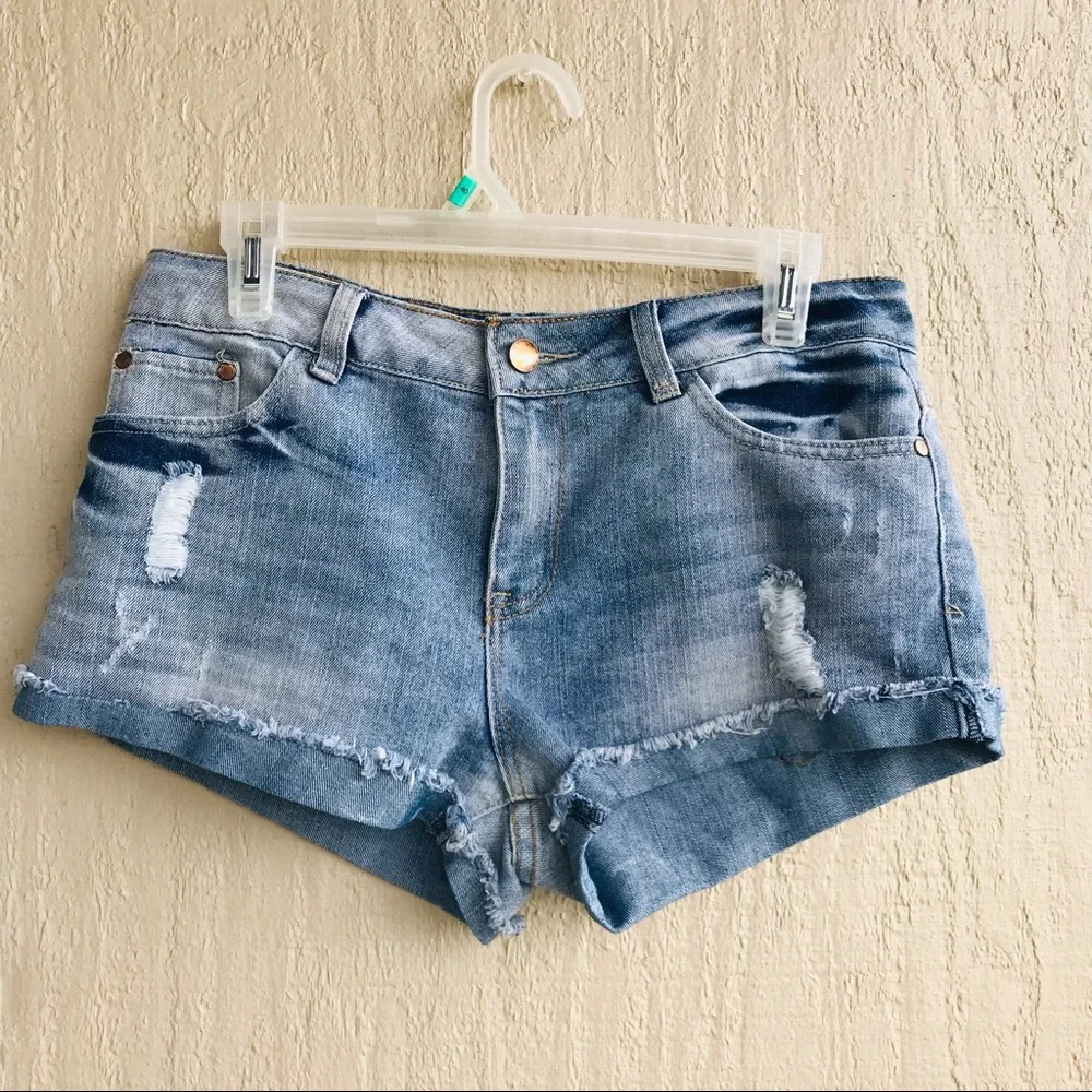 Forever 21 Women's Distressed Light Stain Jean Shorts Size 29 - Picture 1 of 8